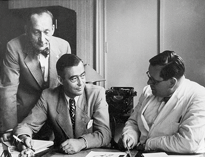 Kurt Blome, Deputy Reich Health Leader, speaking with the radiologist Dr. Robert Janker, at left Dr. Kittler