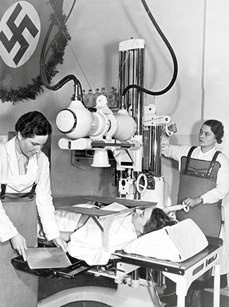 Röntgenuntersuchung, 1933. Eine Röntgenuntersuchung in dem Münchener Krankenhaus links der Isar. 